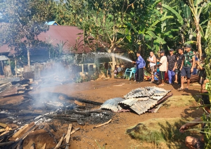 Diduga Korsleting Listrik, Dua Rumah Warga Desa Tiambang Ludes Dilalap Api