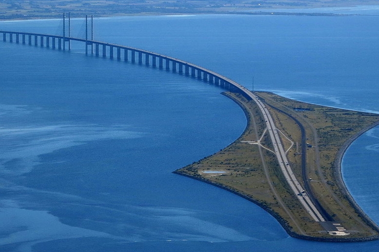 Fakta Unik dan Menakjubkan Jembatan Penghubung Denmark-Swedia yang Terlihat Menghilang di Tengah Laut