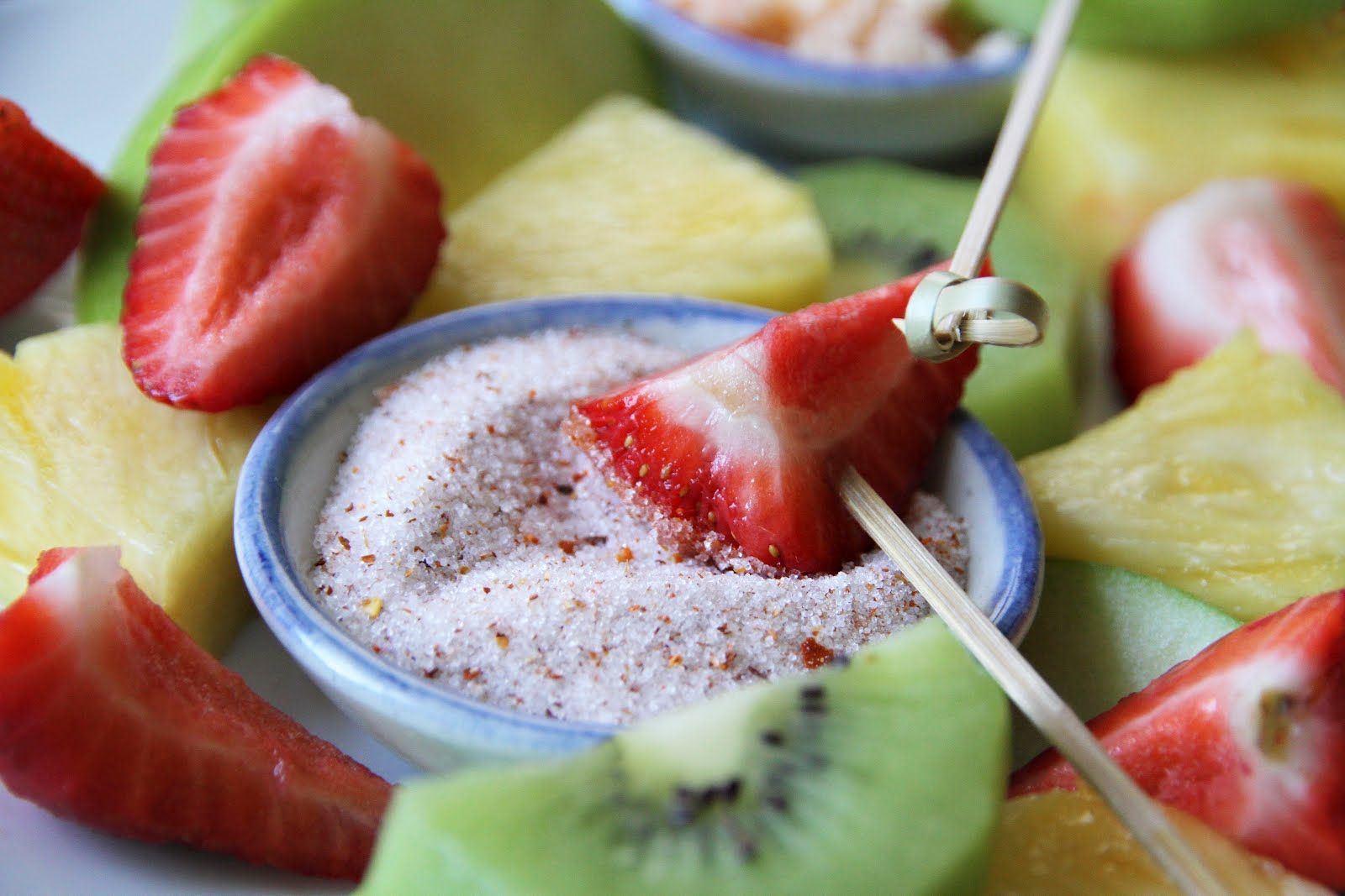 Benarkah Makan Buah Pakai Garam Baik untuk Kesehatan Ginjal? Simak Penjelasannya