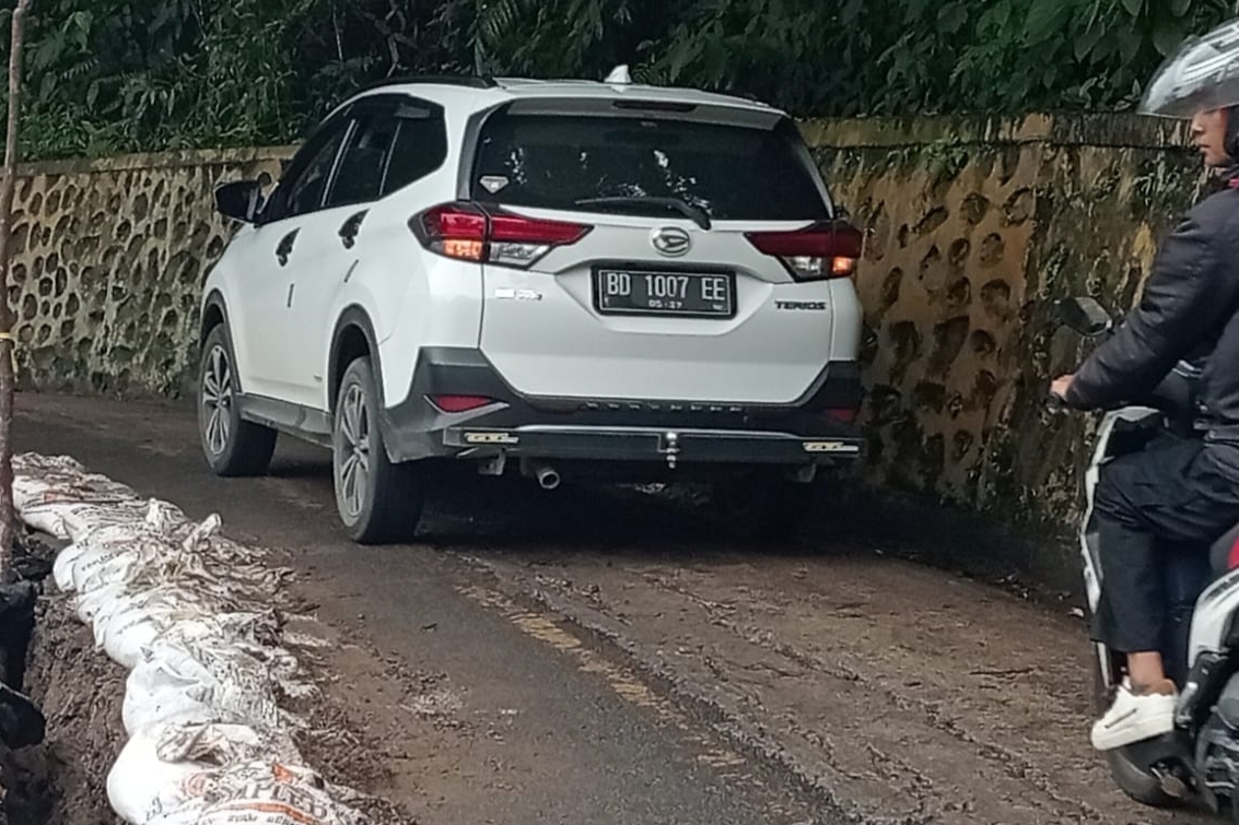 Jangan Nekat! Kendaraan Ini Dilarang Melintasi Jalan Lintas Bengkulu-Kepahiang Liku Sembilan Bengkulu Tengah