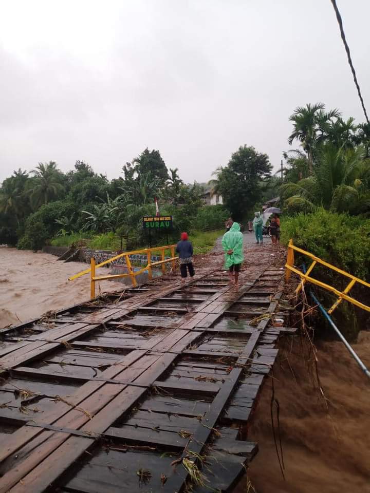 Hujan Deras, Debit Air Sungai Rindu Hati Mengganas Jembatan Diinfokan Putus, Cek Faktanya 