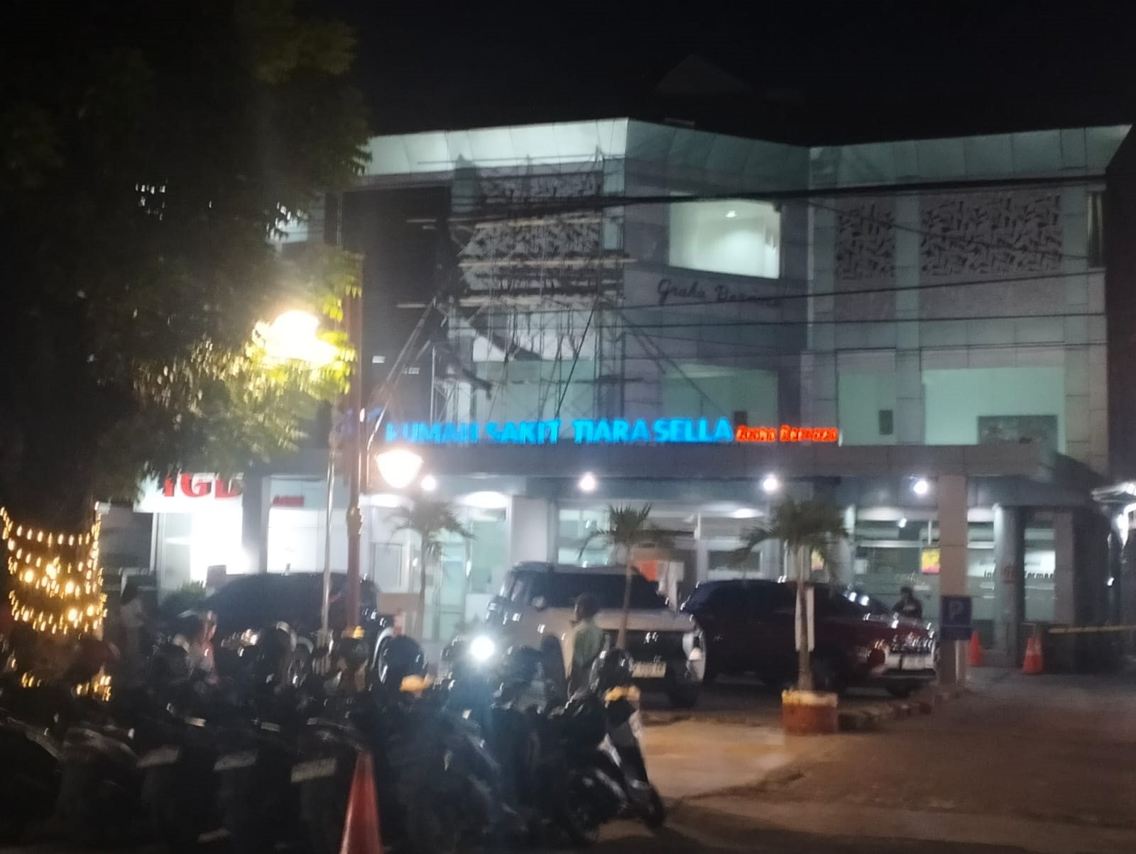 Jalani Perawatan, Bupati hingga Tokoh Masyarakat Berikan Dukungan Moril untuk Kesembuhan Ibunda Wakil Bupati
