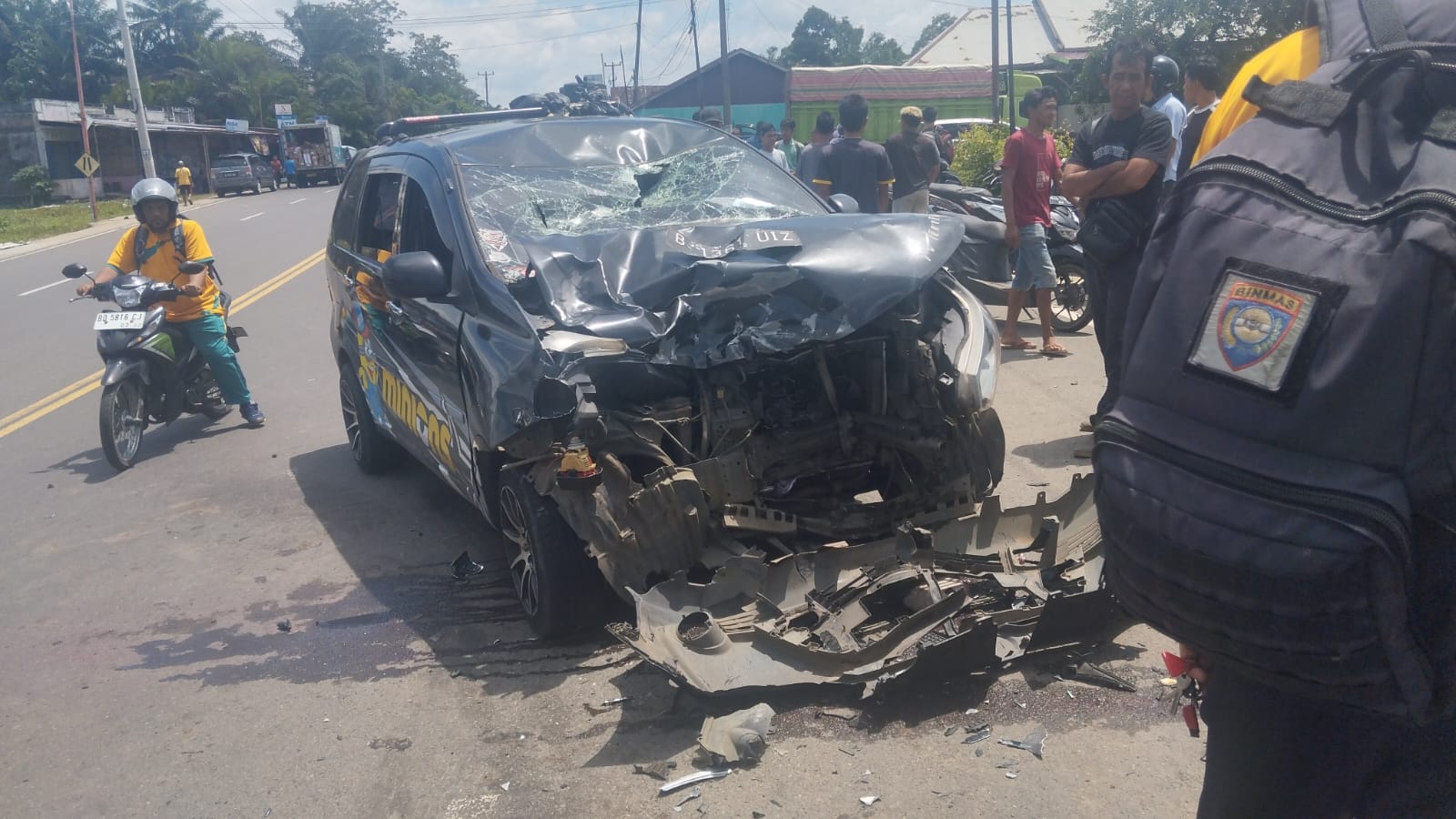 Massa Rusak Mobil Travel Usai Tabrak 2 Pelajar di Bengkulu Tengah, Sopir Kabur Mengamankan Diri dari Amukan