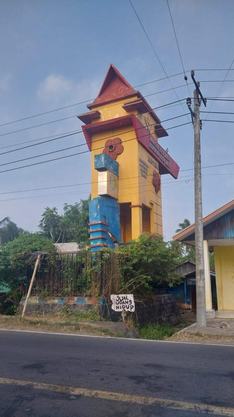 Gapura Selamat Datang Kabupaten Bengkulu Tengah Nyaris Roboh Terkesan Dibiarkan, Nunggu Makan Korban? 