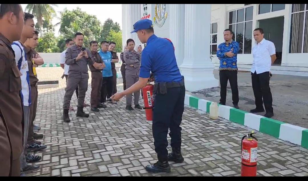 Pegawai Kejari Bengkulu Tengah Disimulasikan Penggunaan APAR