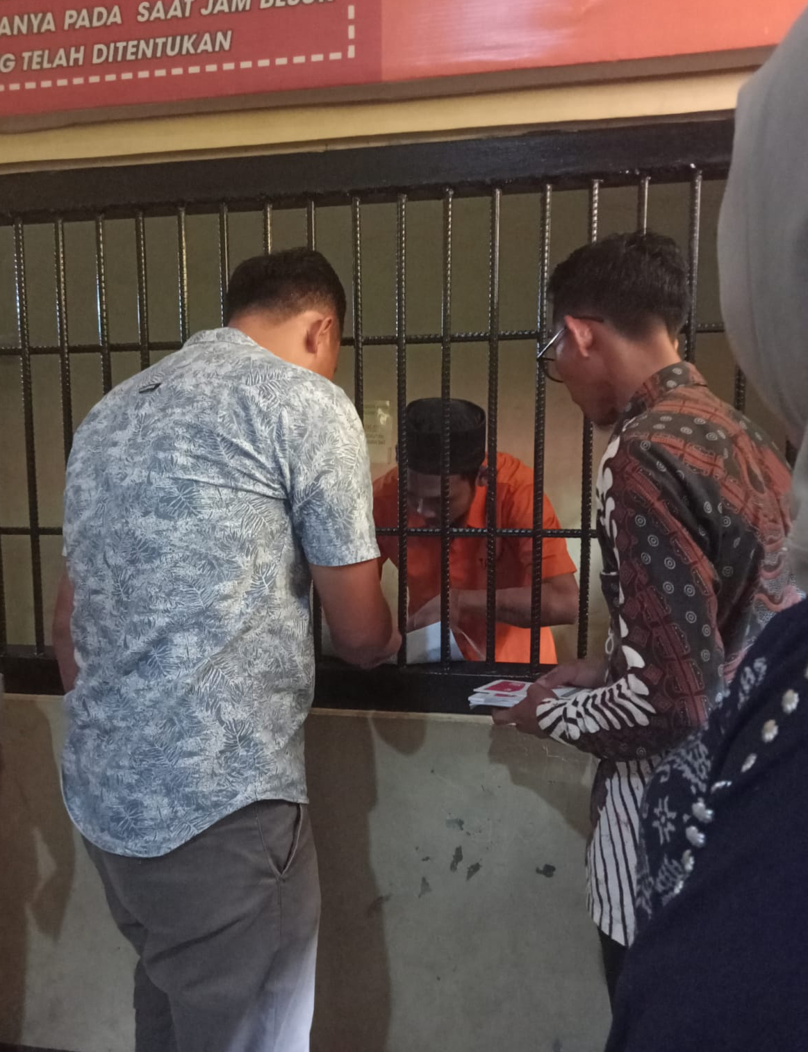 Mengenakan Pakaian Orange, 12 Tahanan Menyalurkan Hak Suara dari Balik Jeruji Besi