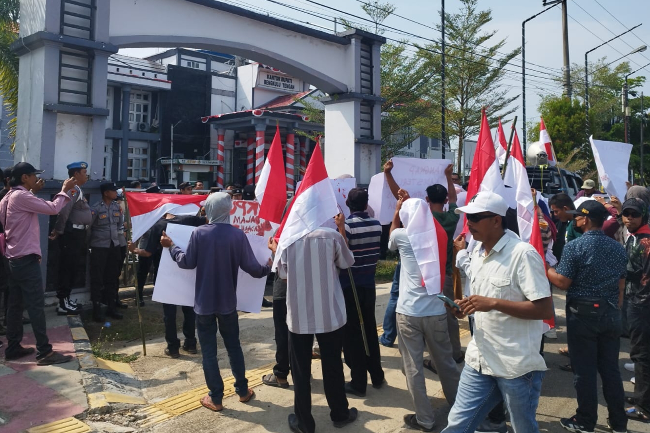 Kantor Bupati Bengkulu Tengah Didemo, Massa Tuntut Pj Bupati Terbitkan Edaran dan Turunkan Tim untuk Usut