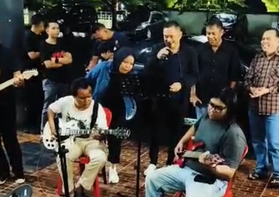 Kulineran dan Live Music: Nongkrong Bareng Depan Kantor Bupati Bengkulu Tengah Tetap Hidup Meski Hujan