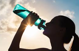 Berapa Konsumsi Air Minum Minimal Orang Dewasa agar Kesehatan Tetap Terjaga?