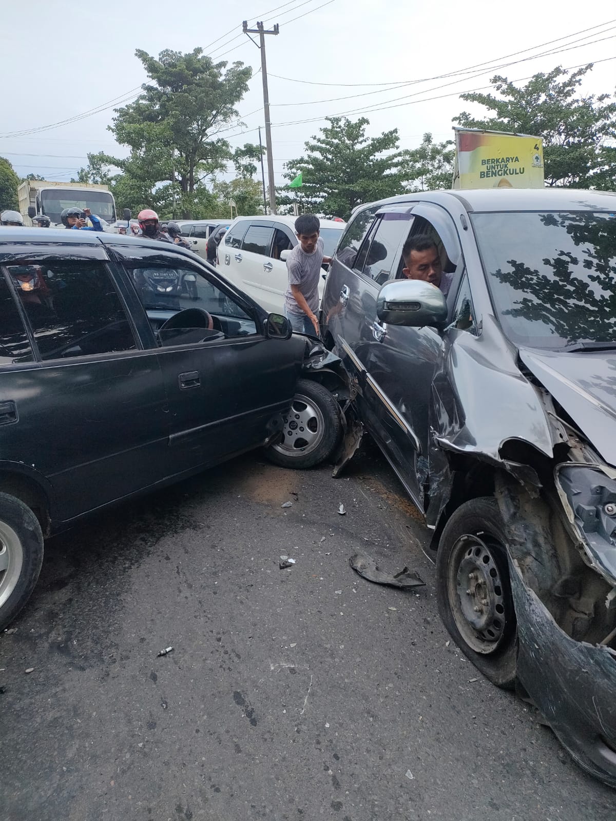 BREAKING NEWS : Kecelakaan Beruntun di Jalan Lintas Bengkulu Tengah Libatkan 3 Mobil, Begini Kondisinya