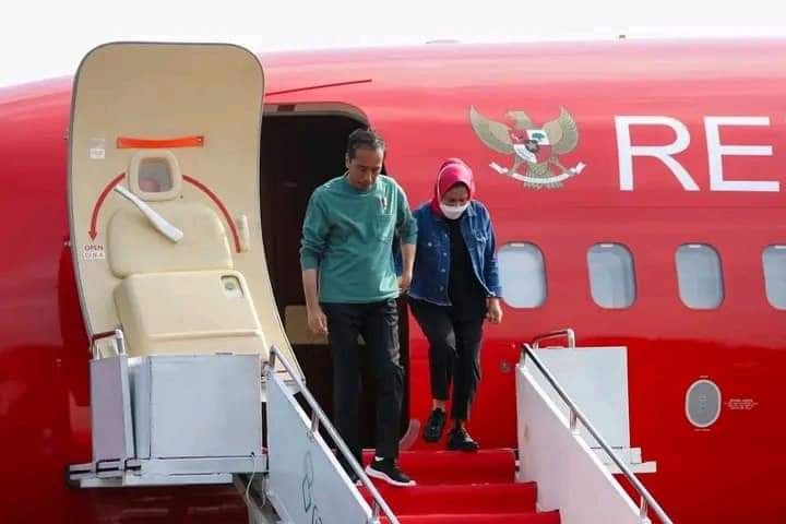 Mereka yang Kegirangan Dapat Buah Tangan dari Presiden Joko Widodo