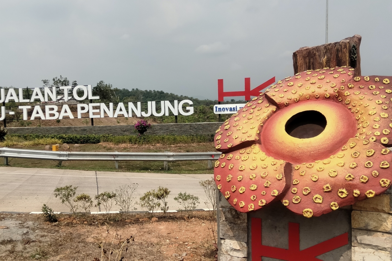 Penampakan Monumen Bunga Rafflesia di Akses Keluar-Masuk Ciri Khas Tol Bengkulu-Taba Penanjung