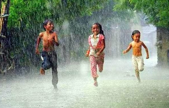 6 Manfaat Mandi Air Hujan untuk Kesehatan Tubuh, Benarkah Baik untuk Kulit?