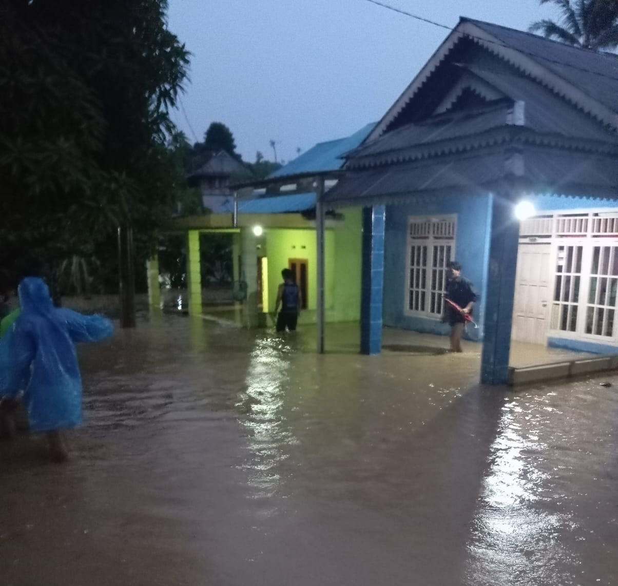 Hujan Deras Sebabkan Sungai Lemau Meluap Hingga Merendam Pemukiman