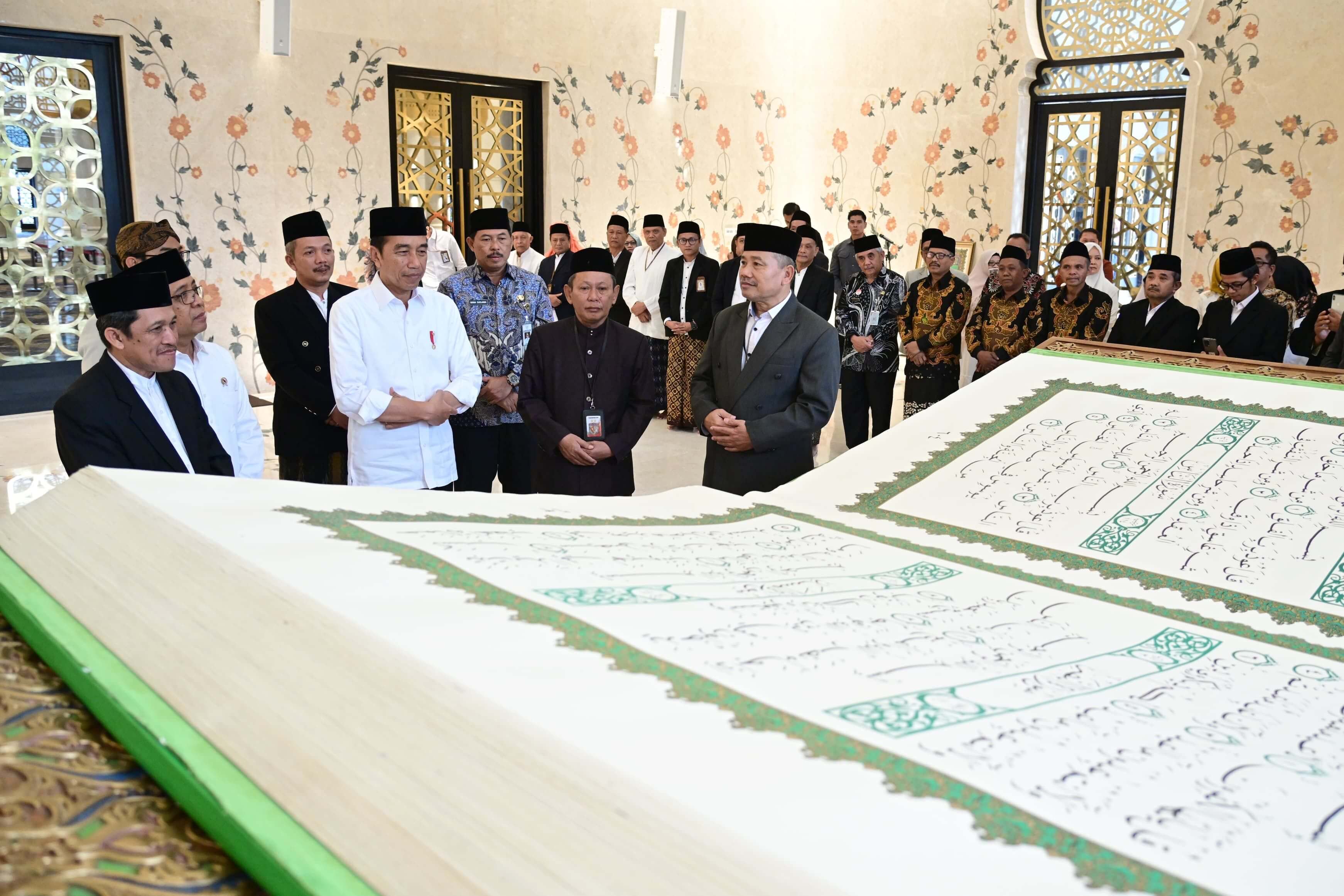 Mushaf Al-Quran Raksasa di Masjid Mohammed bin Zayed, Huruf Pertama Ditulis Presiden Jokowi 