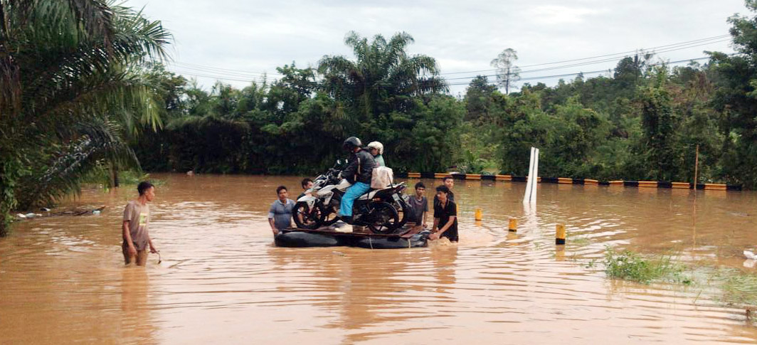 Akses Jalan Nasional Lumpuh, Antre Kendaraan Kian Panjang