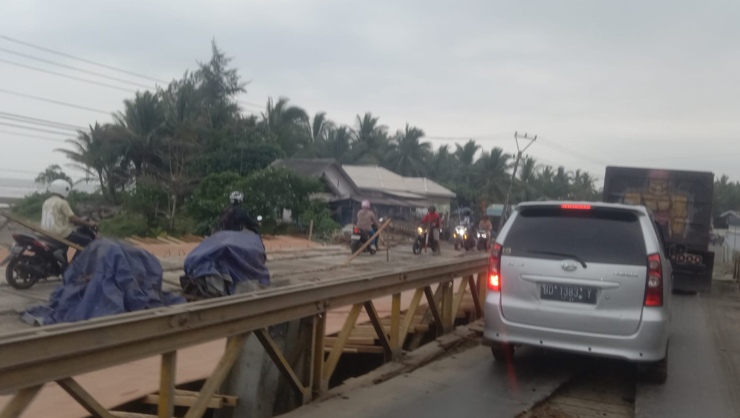 Pembangunan Jembatan di Jalinbar Masih Berlangsung, Pengendara Sepeda Motor Pilih Jalur Ini