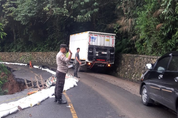 Hati-Hati, Jalan Lintas Bengkulu-Kepahiang Km 44,5 Liku Sembilan Bengkulu Tengah Amblas, Kepolisian Terapkan