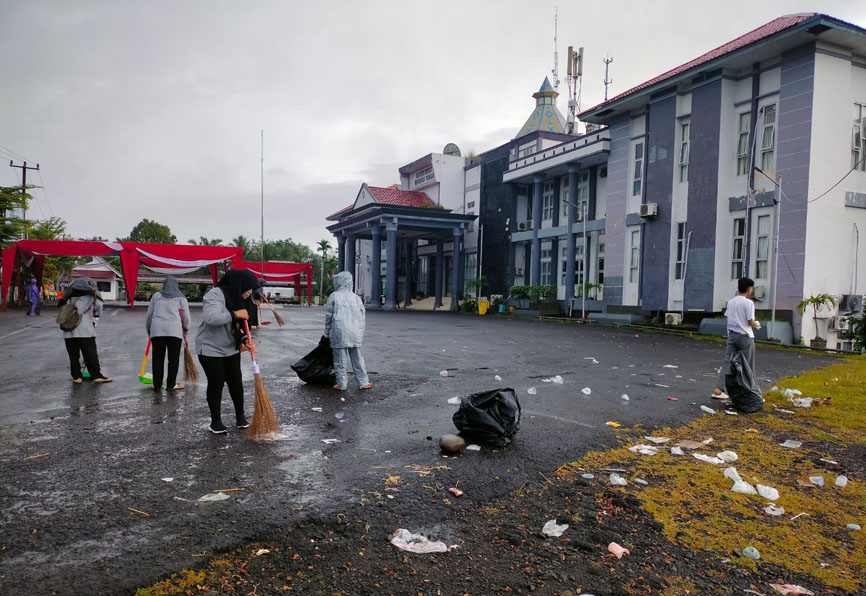 Gabungan Tenaga Outsourcing Gercep Tangani Sampah Pasca Malam Berbinar dan Pelantikan PPPK Paruh Waktu