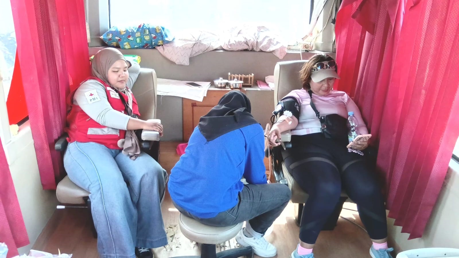 PMI Hadirkan Donor Darah dan Cek Kesehatan, Ratusan Warga Antusias Senam Sehat di Sunda Kelapa Residence