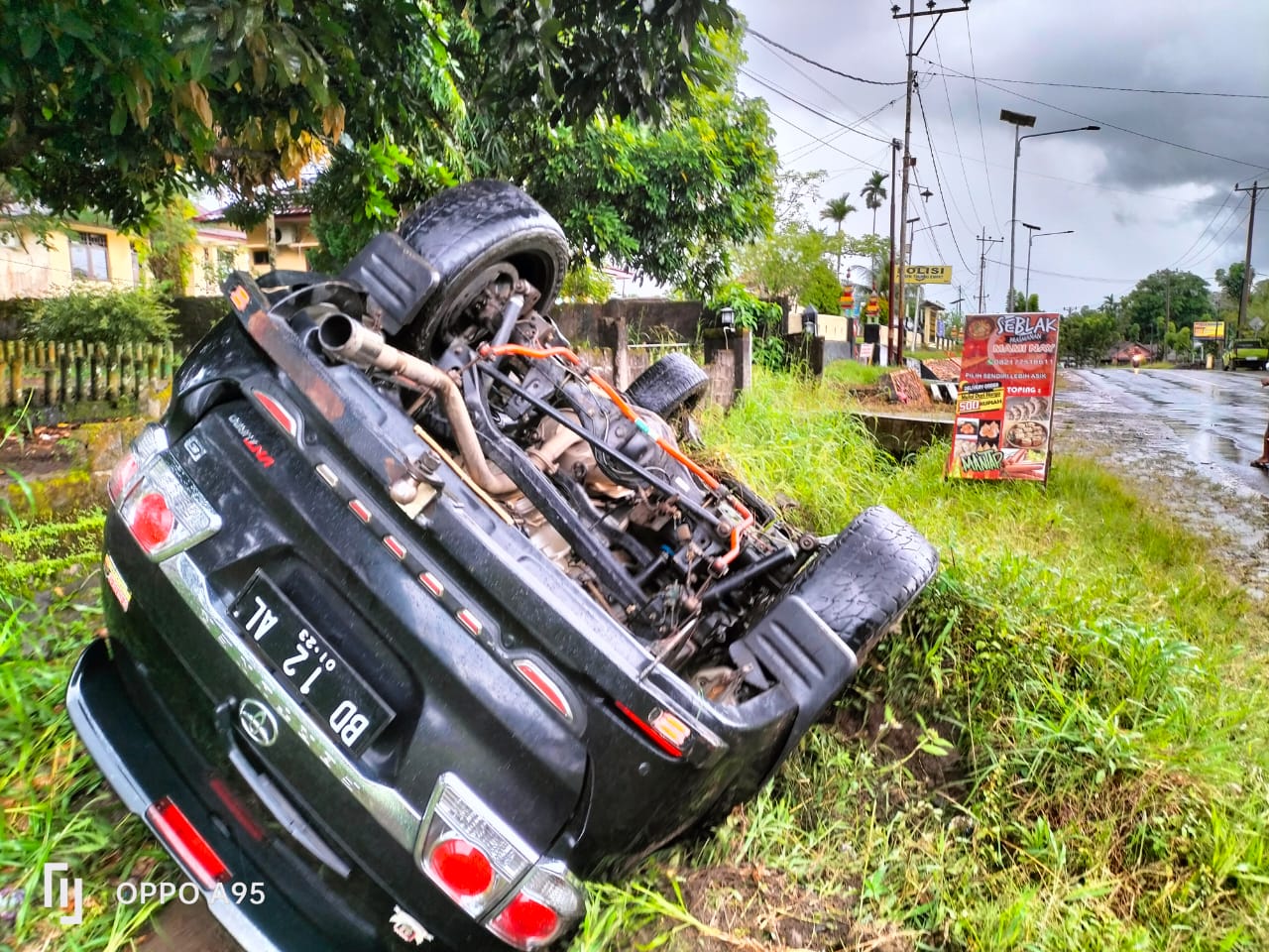 Mobil Fortuner Terbalik di Depan Rumah Mantan Wabup, Kondisi Sopir