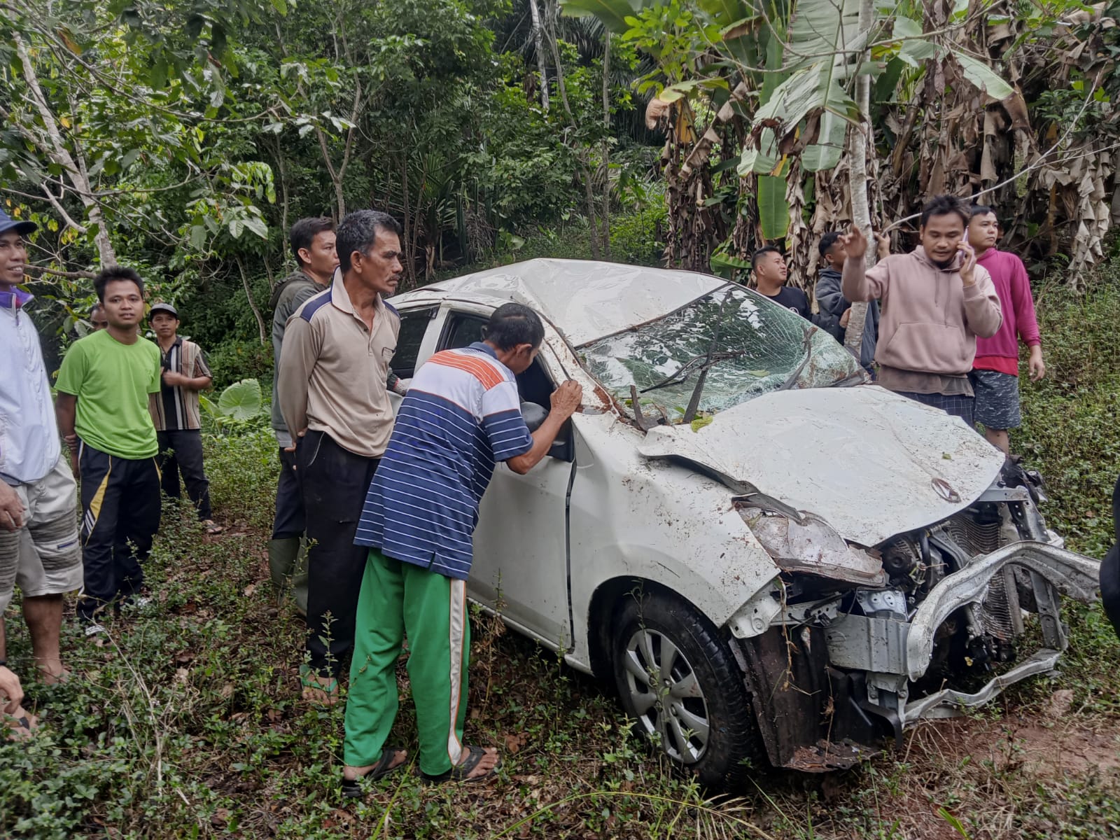 Diduga Ngantuk, Mobil Ayla Dikendarai Warga Desa Kancing Nyungsep