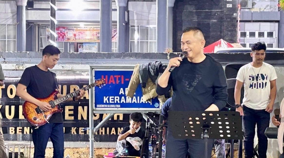 ICAK-ICAK Band Hibur Pengunjung, Malam Berbinar Jadi Ajang Kebersamaan
