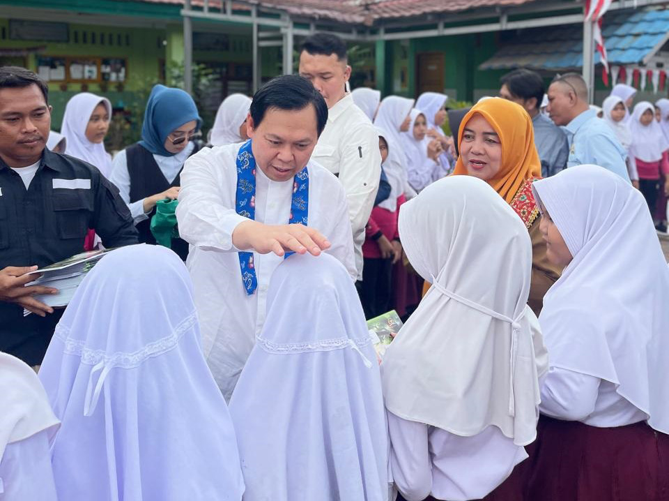 Sultan B Najamudin Salurkan Buku dan Janjikan Program Indonesia Pintar bagi Siswa SDN 1 Bengkulu Tengah
