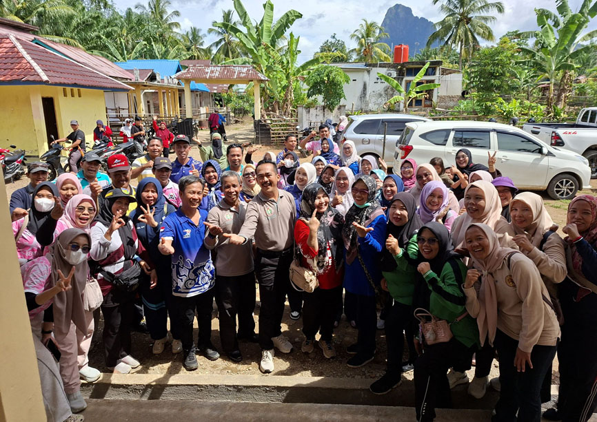 Plt Kadis Dikbud Turut Andil, Guru dan Warga Gotong Royong Bersihkan Jalan Desa: Wujud Nyata Program Berbinar