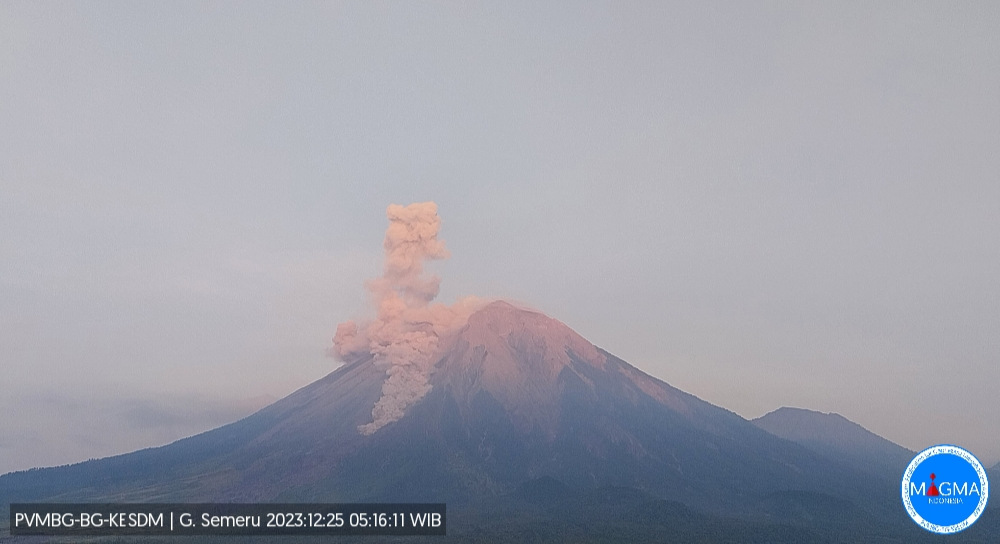 Begini Penampakan Erupsi Gunung Semeru di Hari Libur Natal 2023, PVMBG Keluarkan 3 Rekomendasi Ini