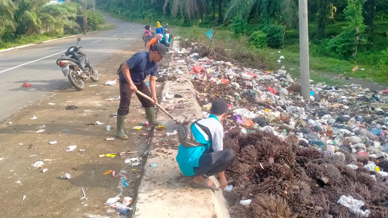 Rusak Pemandangan, Warga Karang Tinggi Goro Bersihkan Tumpukan Sampah