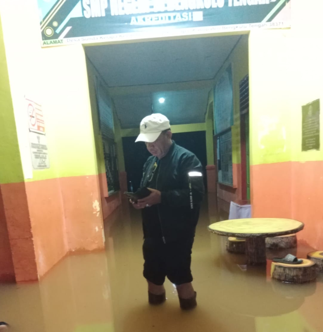 Ini Penampakan Plt Kadis Dikbud Tinjau Banjir Jelang Tengah Malam 