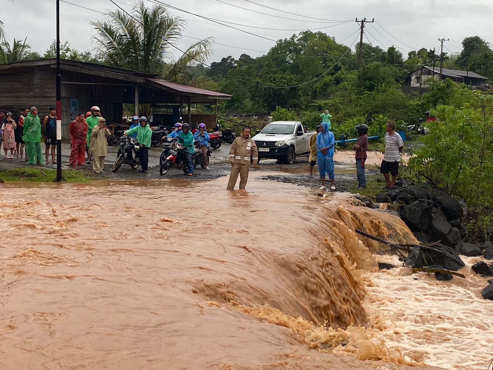 Hujan Deras Selama 3 Jam, Jalan di Desa Lagan Bungin Terendam Banjir