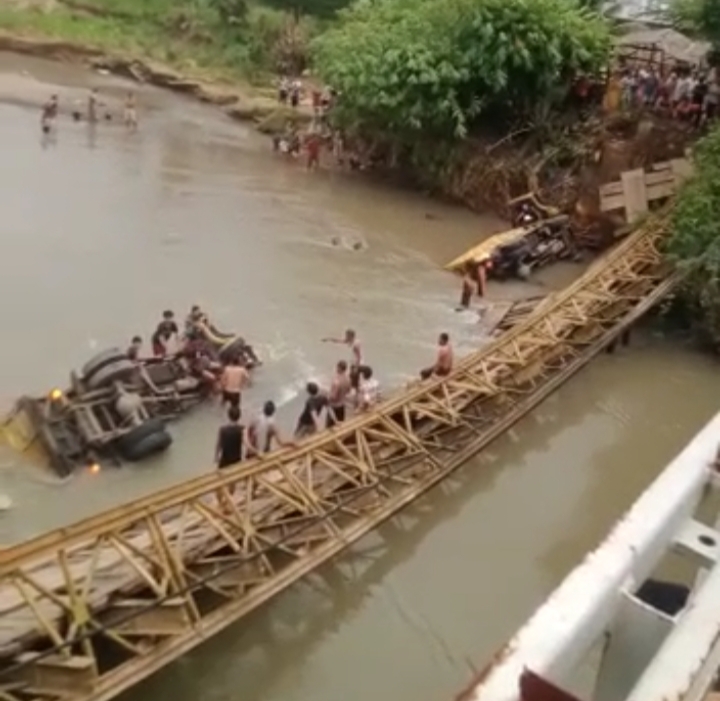 Jembatan Paku Haji Ambruk, Dua Truk Masuk ke Sungai