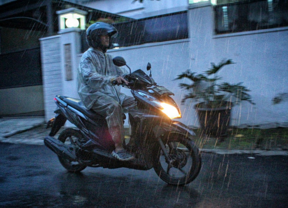 Musim Hujan, Waspada Jalan Licin, Berikut Rekomendasi Ban Sepeda Motor Anti Licin