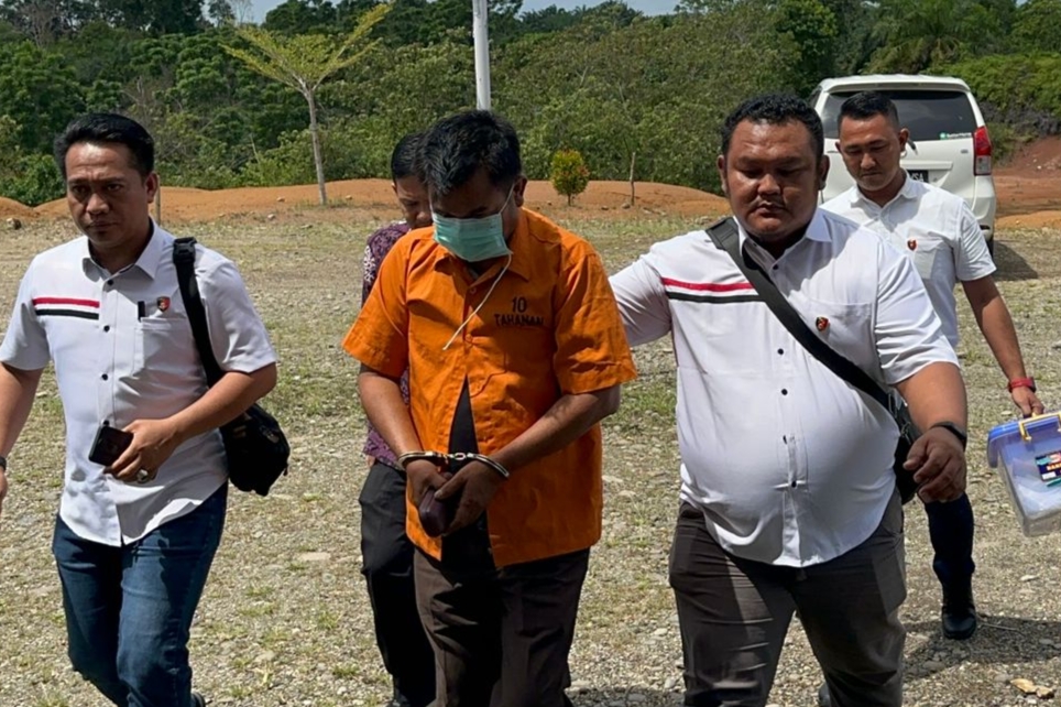 Rugikan Negara Rp1,6 Miliar, Mantan Pejabat Bengkulu Tengah Kenakan Baju Tahanan, Kedua Tangan Diborgol