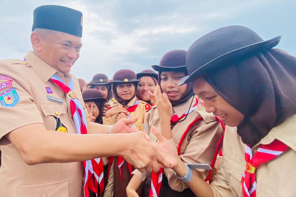 Peserta Latgab dan Persami Kwarcab Gerakan Pramuka Bengkulu Tengah Berebut Cium Tangan Rachmat Riyanto