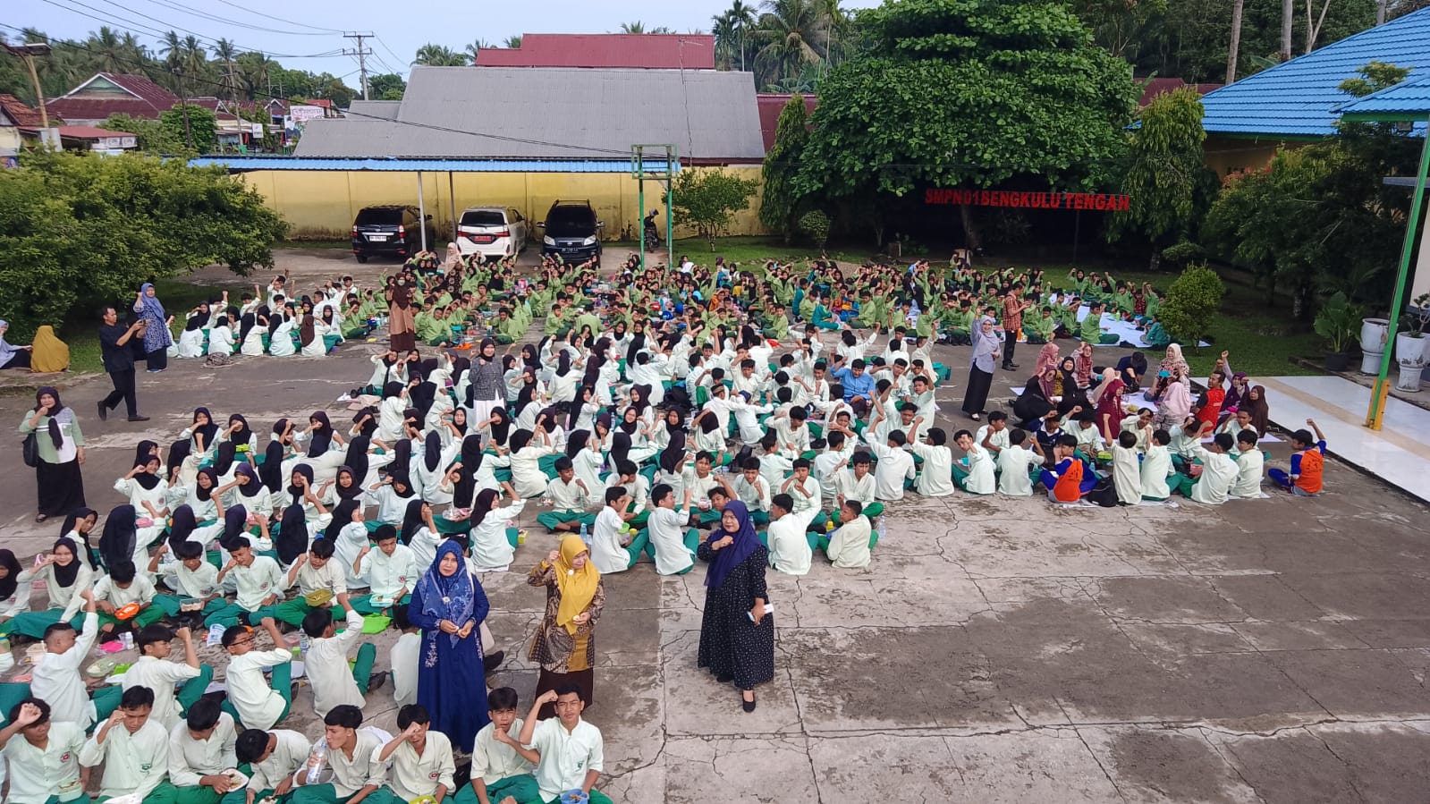 SMPN 1 Bengkulu Tengah Terapkan Gerakan Sekolah Sehat dengan Makan Bergizi Bersama