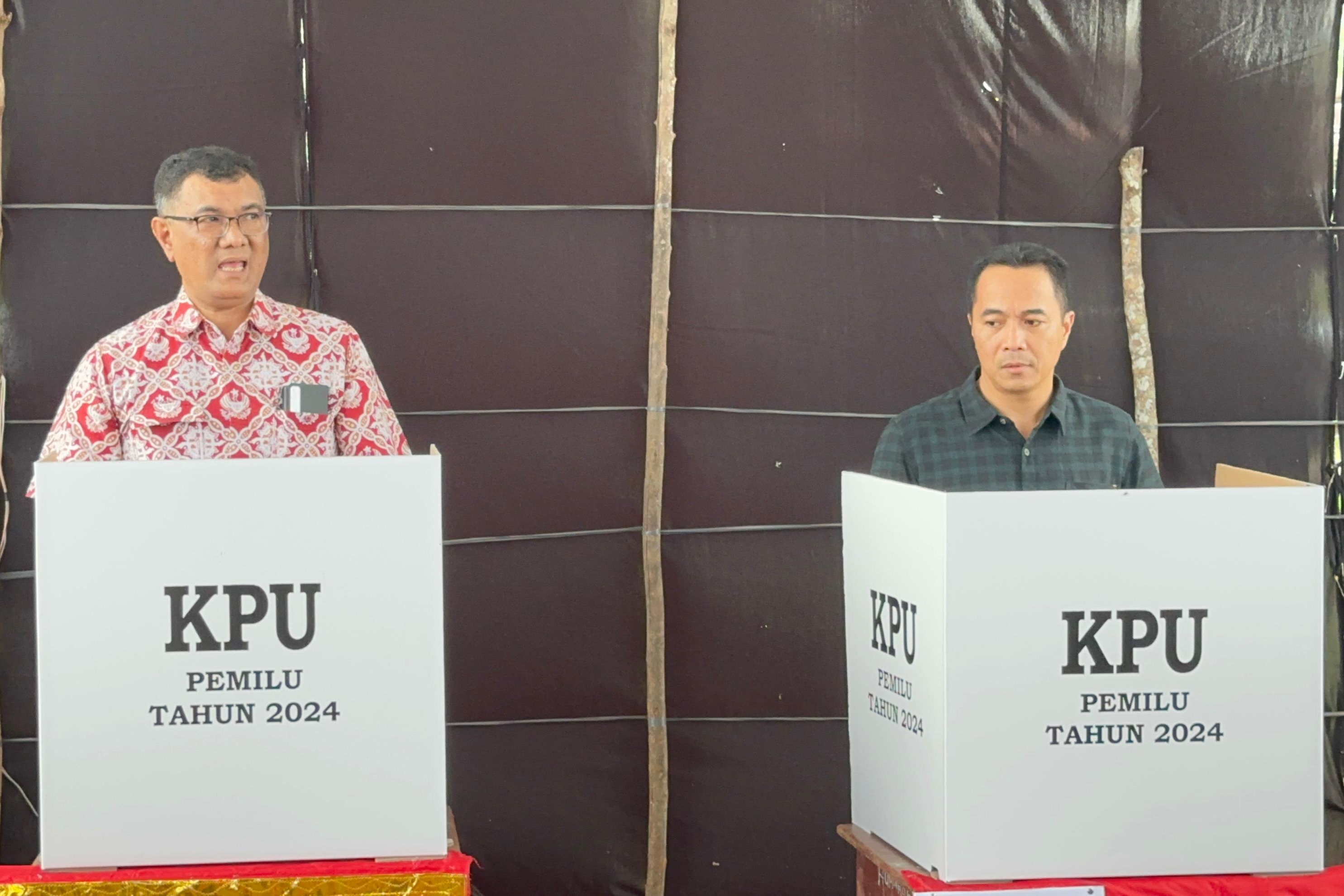 Pj Bupati Heri Roni Dan Kajari Firman Nyoblos Di Tps Desa Ujung Karang