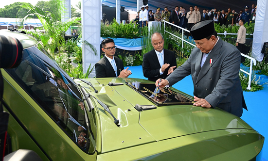 Prabowo Resmikan Kendaraan Taktis Listrik MV3-EV