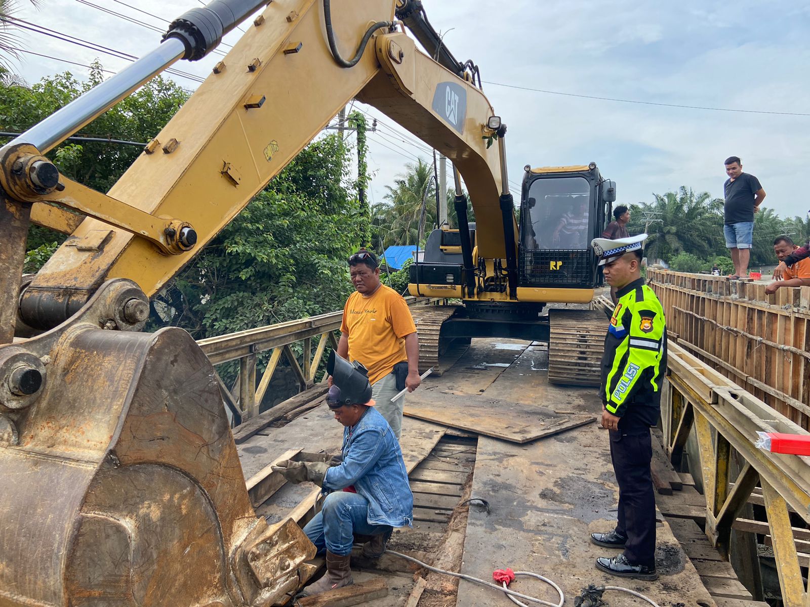 Sempat Lumpuh Akibat Truk Terperosok, Akses Jembatan Sekotong Pondok Kelapa Akhirnya Bisa Dilalui Kembali