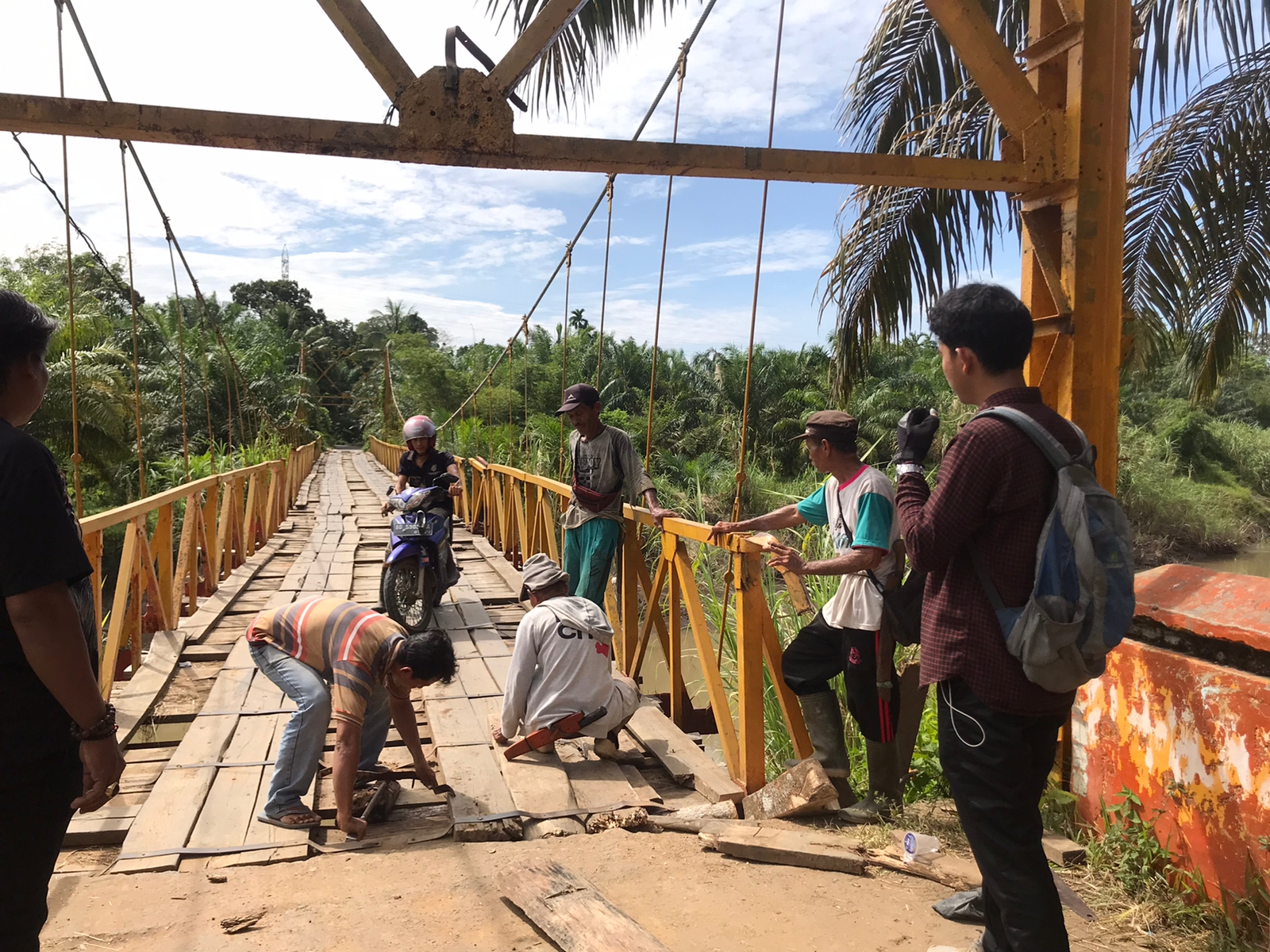 Kerangka Mulai Rusak, Pengendara Pasti Deg-Degan Lewat Jembatan di Desa Ini