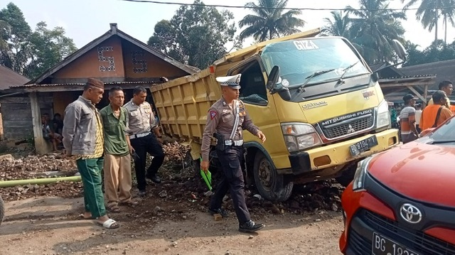 NGERI! Kecelakaan Libatkan Truk Bernopol Bengkulu Tengah Tewaskan Satu Pengendara