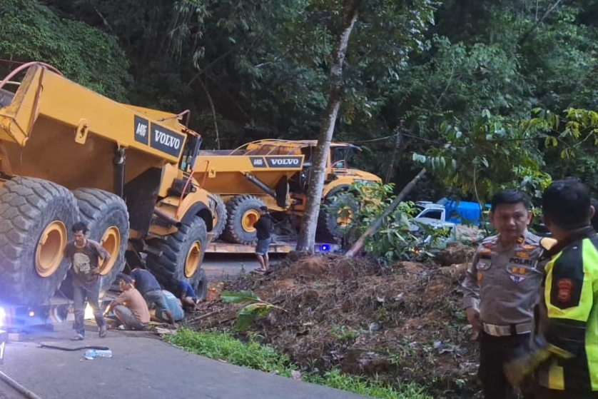 Truk Trailer Muatan Alat Berat Out of Control Masih Dievakuasi, Jalan Bengkulu-Kepahiang Lumpuh