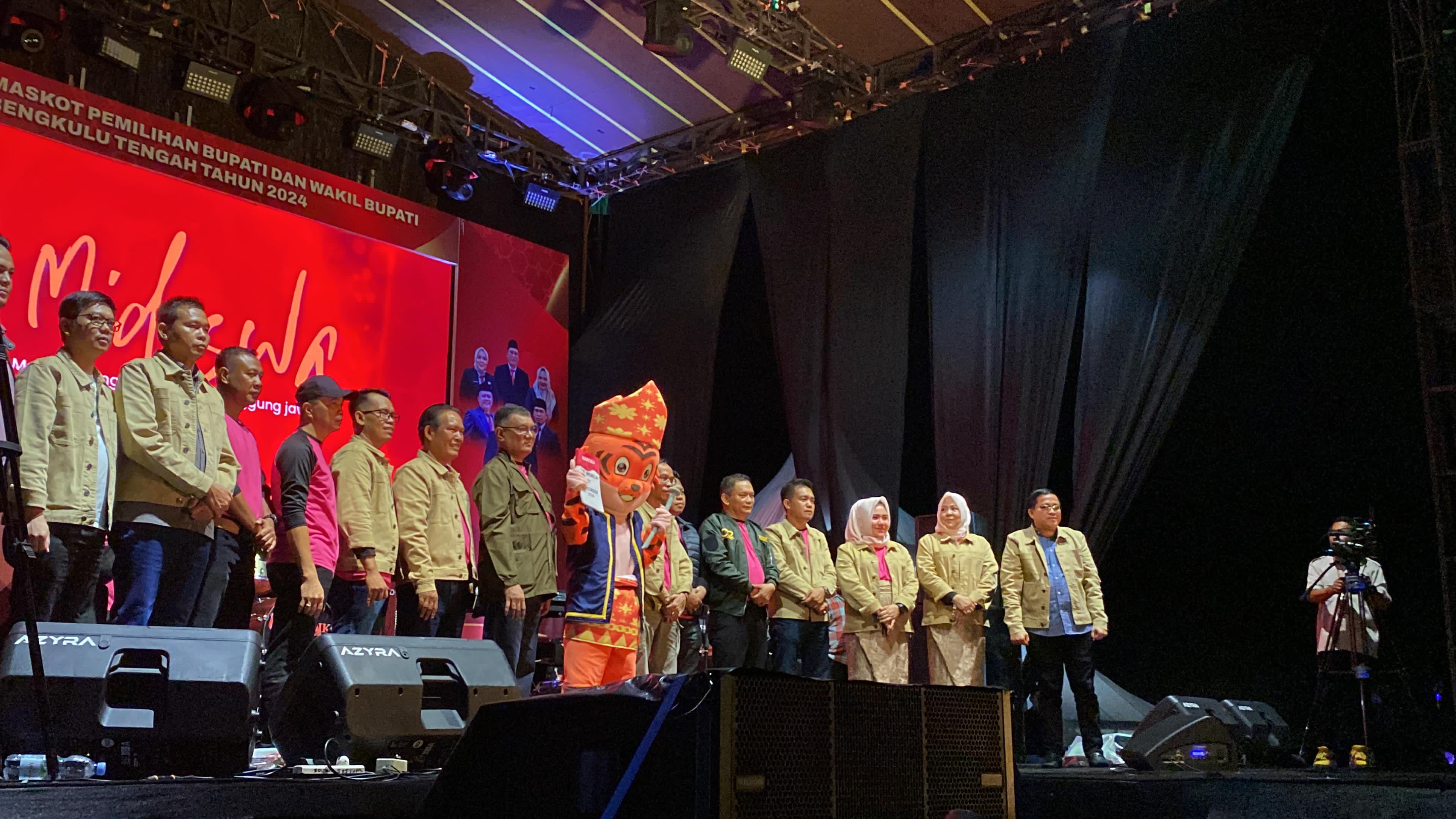 Penampilan Repvblik Bius Ratusan Masyarakat Bengkulu Tengah, KPU Launching Maskot MIDESWA 