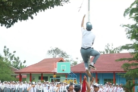 Rachmat Riyanto Terpukau Aksi Heroik Siswa SMAN Bengkulu Tengah Panjat Tiang Bendera Perbaiki Tali Putus