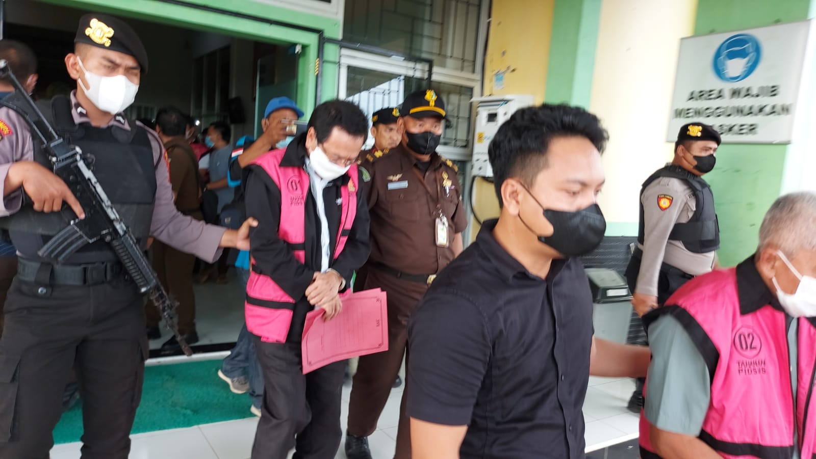 Kenakan Rompi Pink, Sekda Benteng Ditahan Jaksa 