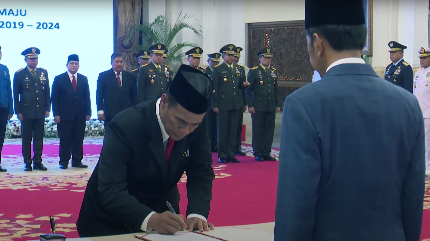 Presiden Jokowi Lantik Menteri Pertanian dan KASAD, Ini Dia Sosoknya