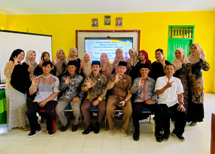 Isak Tangis Guru Iringi Sertijab Kepsek SMPN 10 Bengkulu Tengah