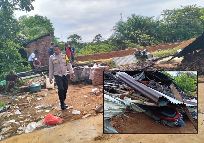 Atap Rumah Warga Pondok Kubang Ambruk di Terjang Badai